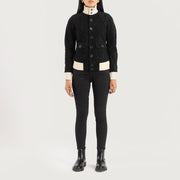 
Sasha A1 Black Suede Bomber Jacket - Seitenansicht mit ergonomischem Ärmelschnitt & sportlicher Passform