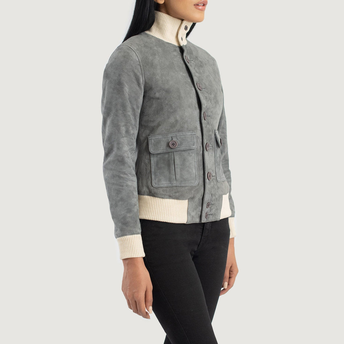 
Passform-Perspektive von Sasha A1 Black Suede Bomber Jacket am Model - Natürlicher Faltenwurf im Tageslicht