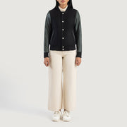 Savant Green Hybrid Varsity Jacket - Seitenansicht mit ergonomischem Ärmelschnitt