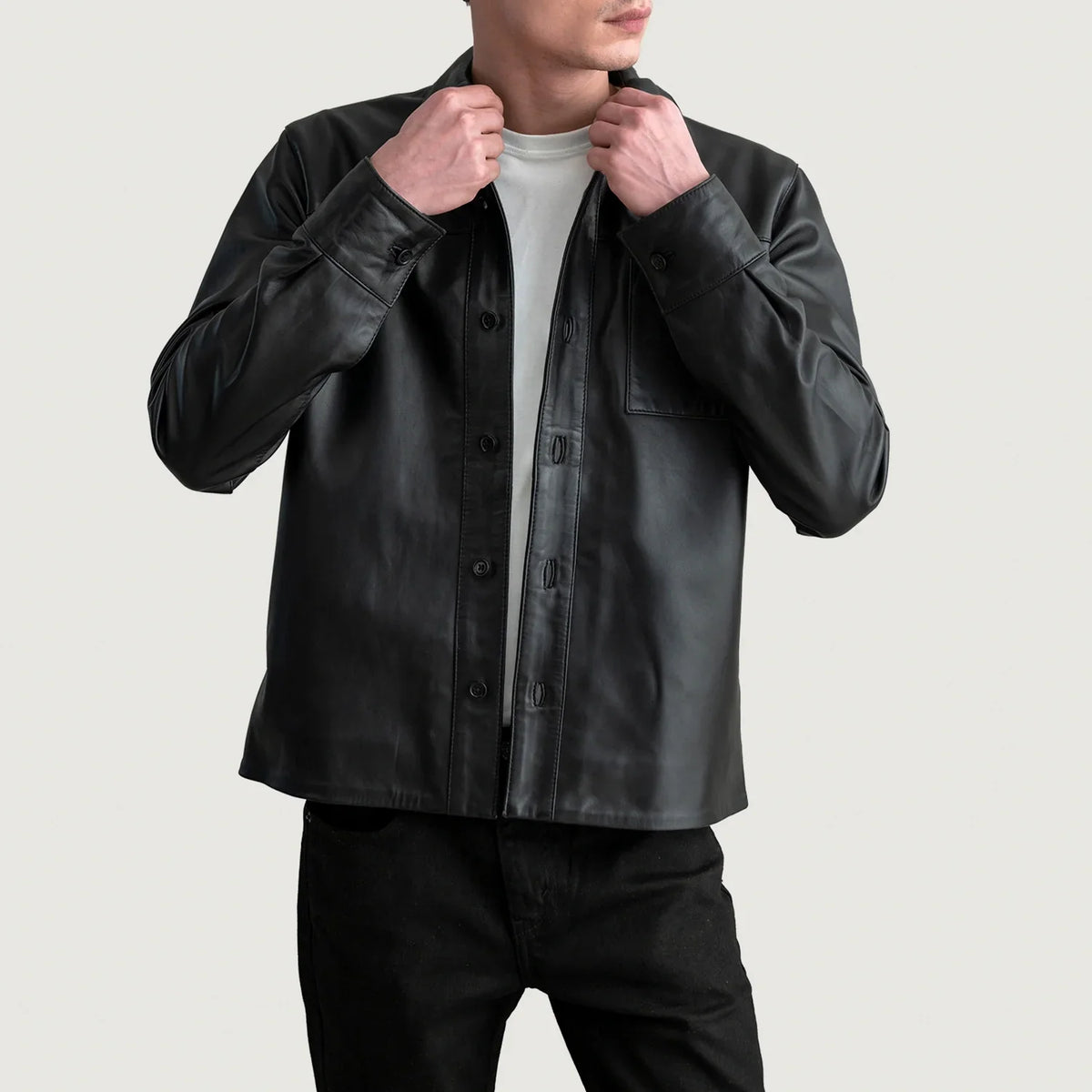Scout Schwarz Leather Shirt für Herren in Black Sheepskin Leather - Vorderansicht &amp; maßgeschneiderte Silhouette | Online Kaufen