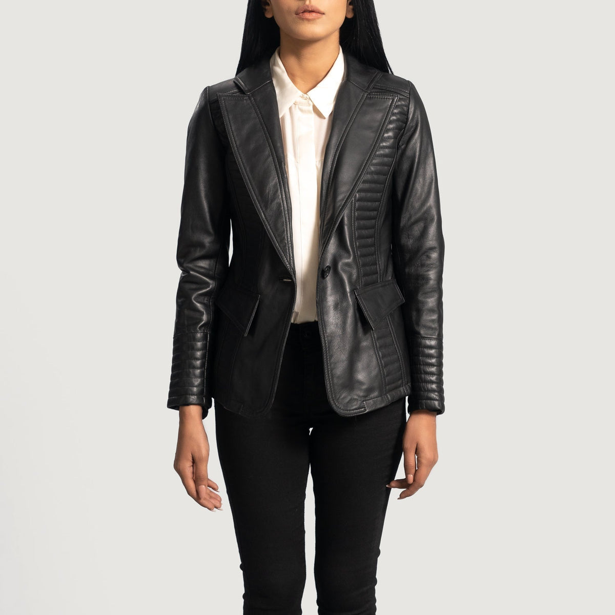 
Selina Schwarz Lederblazer für Damen in Black Sheepskin Leather - Vorderansicht & maßgeschneiderte Silhouette | Online Kaufen
