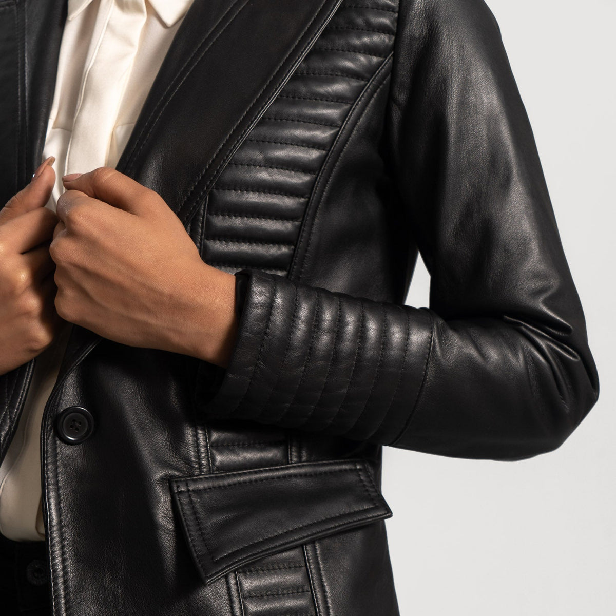 
Selina Schwarz Lederblazer für Damen - Seitenansicht mit ergonomischem Ärmelschnitt & sportlicher Passform
