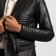 
Selina Schwarz Lederblazer für Damen - Seitenansicht mit ergonomischem Ärmelschnitt & sportlicher Passform