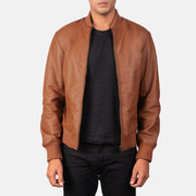 Men's Shane Braun Leder-Bomberjacke für Herren in Brown Sheepskin Leather - Vorderansicht &amp; maßgeschneiderte Silhouette | Online Kaufen