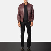 Men's Shane Kastanienbraun Leder-Bomberjacke für Herren - Seitenansicht mit ergonomischem Ärmelschnitt