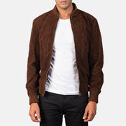 Men's Shane Dark Mocha Brown Suede Bomber Jacket in Dark Brown Goatskin Suede - Vorderansicht &amp; maßgeschneiderte Silhouette | Online Kaufen