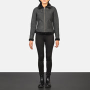 Women's Sherilyn B-3 Distressed Black Leather Bomber Jacket - Seitenansicht mit ergonomischem Ärmelschnitt
