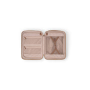 Detailansicht of Classic Collar &amp; Heavy-Duty Zipper Hardware on Hand Luggage Suitcase Front Pocket Zuna