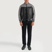 
Terrance Black & Red Leather Varsity Jacket - Seitenansicht mit ergonomischem Ärmelschnitt & sportlicher Passform