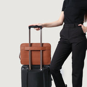 
Passform-Perspektive von The Baxter Brown Leather Laptop Sleeve For Men & Women am Model - Natürlicher Faltenwurf im Tageslicht