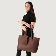 
Distressed Brown Full-Grain leather Bag - Rückansicht mit verstärkten Lederträgern & handwerklichen Nähten