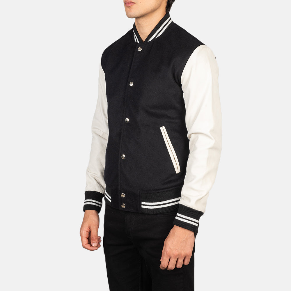 Black &amp; White Sheepskin Leather Varsity Jacket - Rückansicht mit passgenauen Schultern &amp; sauberem Saum