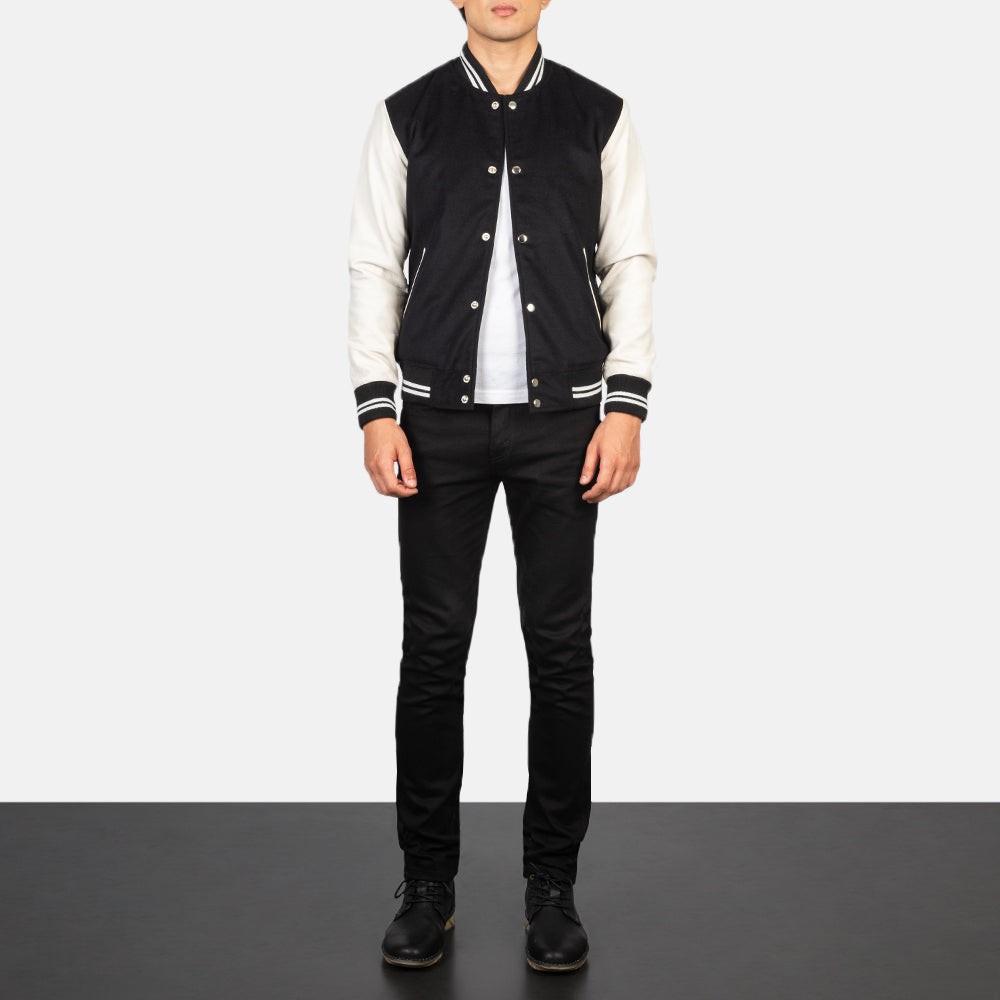 Men's Vaxton Schwarz &amp; Weiß Hybrid Varsity Lederjacke für Herren - Seitenansicht mit ergonomischem Ärmelschnitt