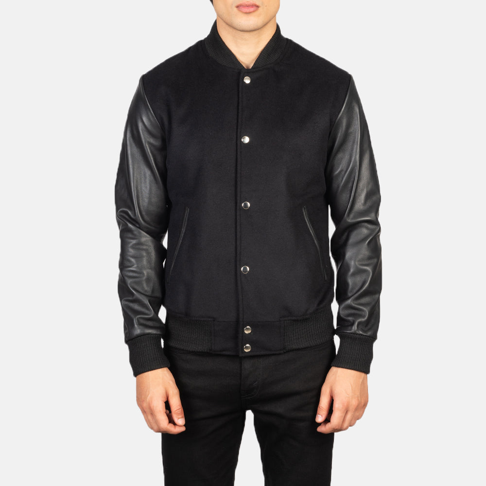 Detailansicht of Varsity &amp; Snap Buttons Hardware on Men's Vaxton Schwarz Hybrid Varsity Lederjacke für Herren