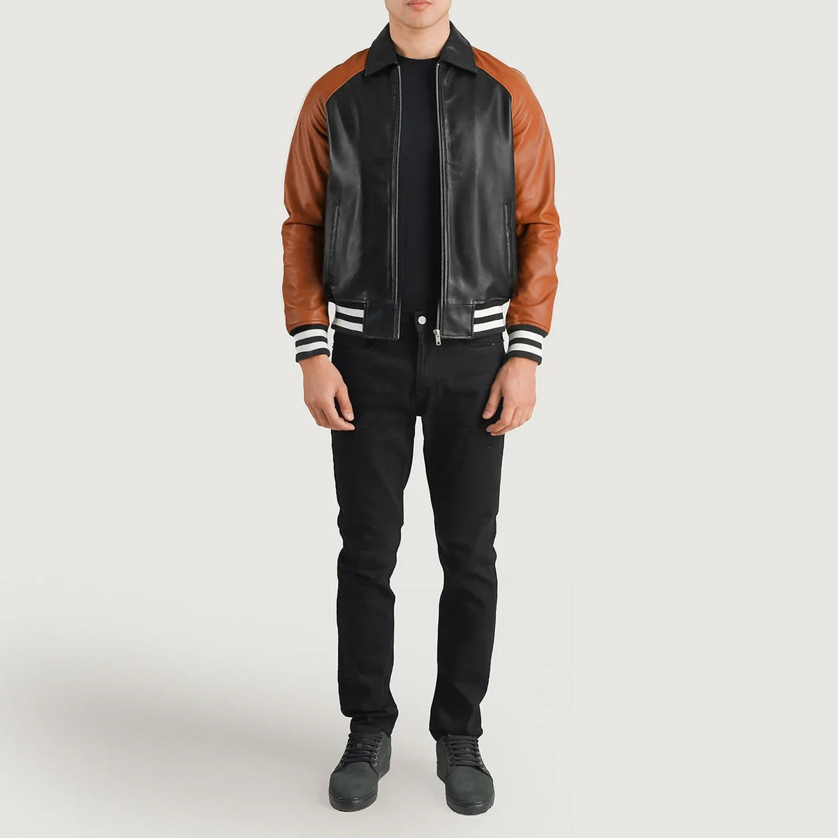 
Walton Blue Leather Varsity Jacket - Seitenansicht mit ergonomischem Ärmelschnitt & sportlicher Passform