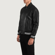 
Passform-Perspektive von Walton Blue Leather Varsity Jacket am Model - Natürlicher Faltenwurf im Tageslicht
