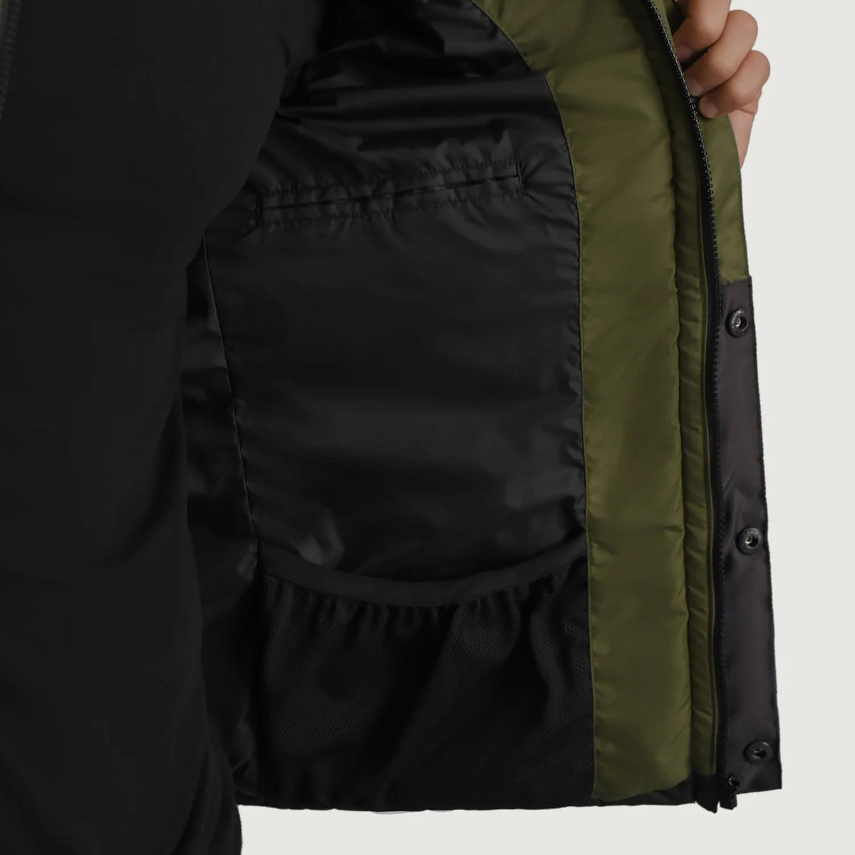 
Black + Green Full-Grain Leather Hooded Jacket - Rückansicht mit passgenauen Schultern & sauberem Saum