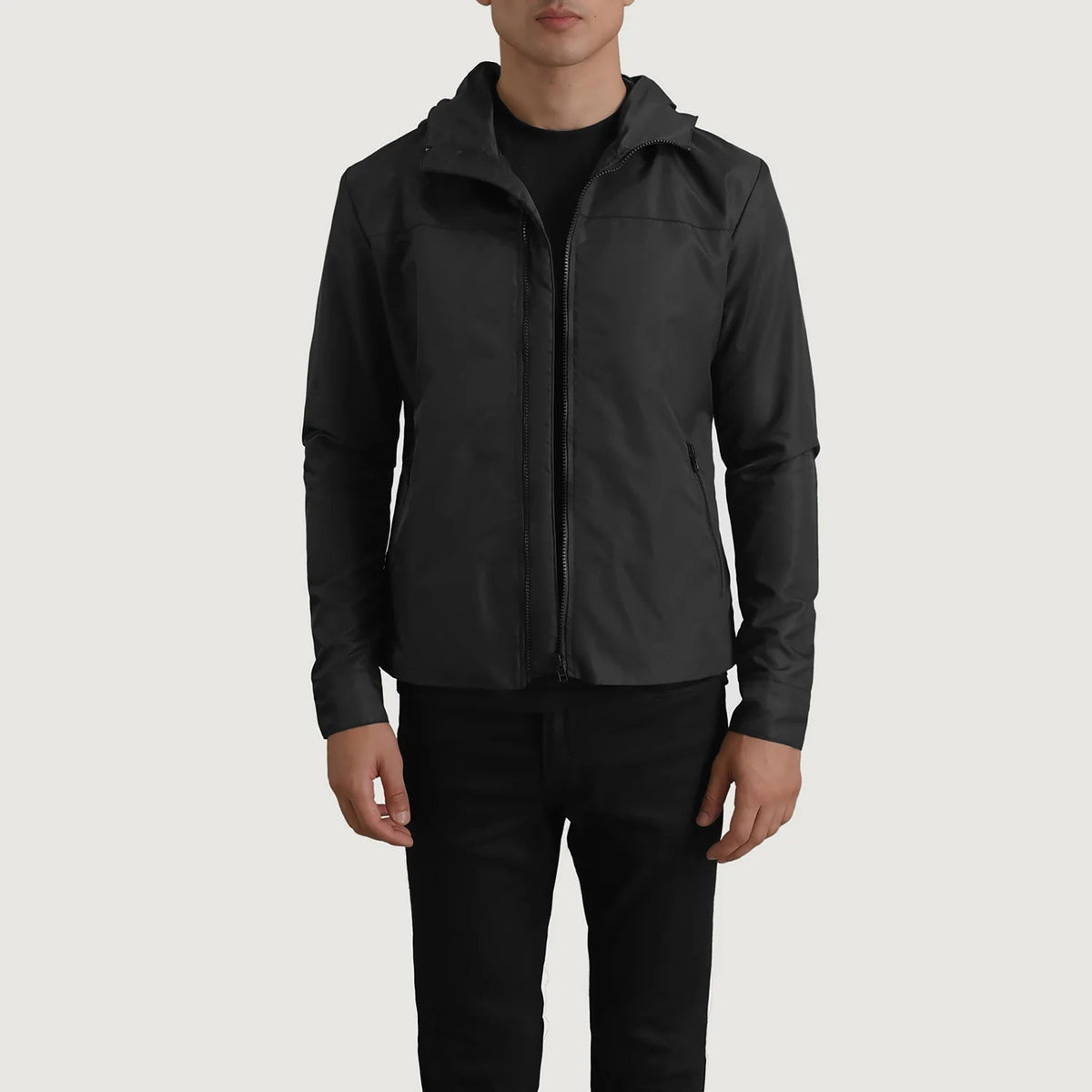 
Wesley Schwarz Hooded Windbreaker Lederjacke für Herren in schwarzem Rindleder - Vorderansicht & maßgeschneiderte Silhouette | Online Kaufen