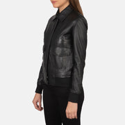 
Black Sheepskin Leather Bomber Jacket - Rückansicht mit passgenauen Schultern & sauberem Saum