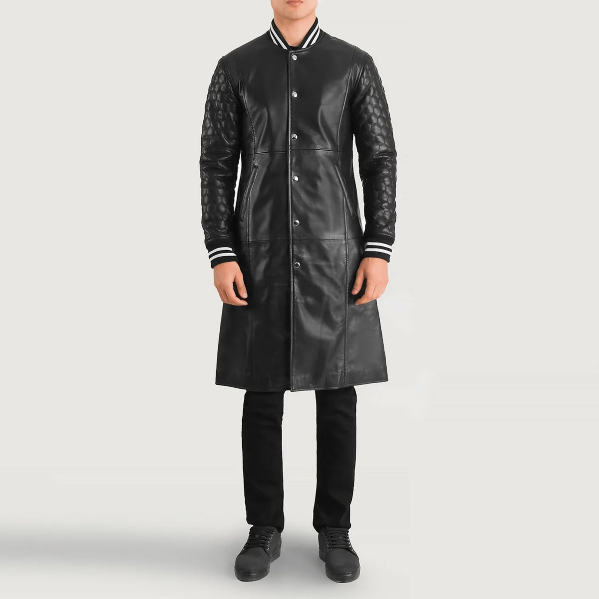 
Wilde Schwarz Leather Varsity Ledermantel für Herren in Black Sheepskin Leather - Vorderansicht & maßgeschneiderte Silhouette | Online Kaufen