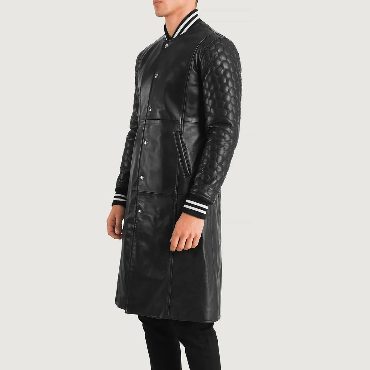 
Black Sheepskin Leather Varsity Jacket - Rückansicht mit passgenauen Schultern & sauberem Saum