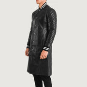
Black Sheepskin Leather Varsity Jacket - Rückansicht mit passgenauen Schultern & sauberem Saum