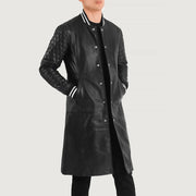 
Wilde Schwarz Leather Varsity Ledermantel für Herren - Seitenansicht mit ergonomischem Ärmelschnitt & sportlicher Passform