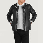 Willis Black Leather Varsity Jacket in Black Sheepskin Leather - Vorderansicht &amp; maßgeschneiderte Silhouette | Online Kaufen