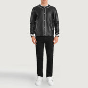 Willis Black Leather Varsity Jacket - Seitenansicht mit ergonomischem Ärmelschnitt
