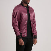 Maroon Satin Varsity Jacket - Rückansicht mit passgenauen Schultern &amp; sauberem Saum