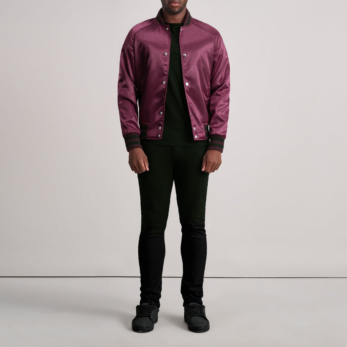 Detailansicht of Varsity &amp; Button Hardware on Xander Kastanienbraun Varsity Lederjacke für Herren