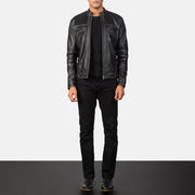 Youngster Distressed Black Leather Jacket - Seitenansicht mit ergonomischem Ärmelschnitt