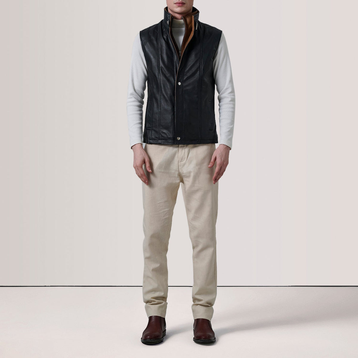 
Grey Goatskin Suede Leather Vest - Rückansicht mit passgenauen Schultern & sauberem Saum