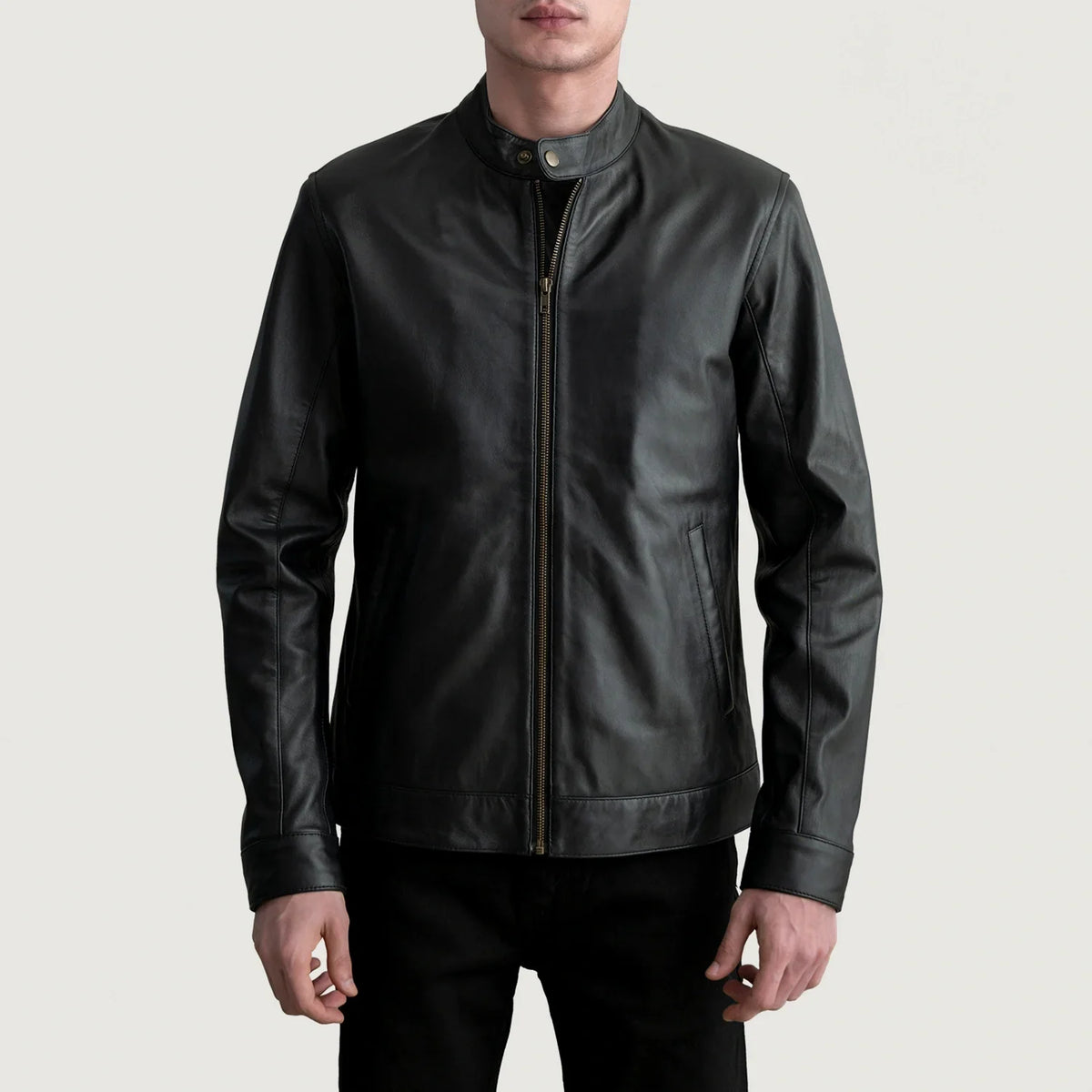 Zen Schwarz Leder-Bikerjacke für Herren in Black Sheepskin Leather - Vorderansicht &amp; maßgeschneiderte Silhouette | Online Kaufen
