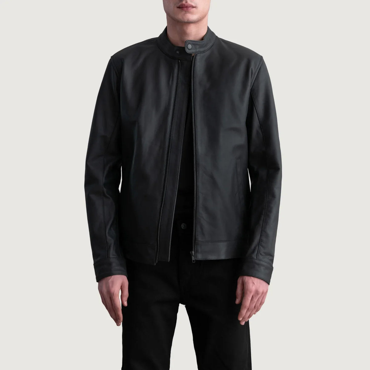 Zen Matte Schwarz Leder-Bikerjacke für Herren in Matte Black Cowhide Leather - Vorderansicht &amp; maßgeschneiderte Silhouette | Online Kaufen