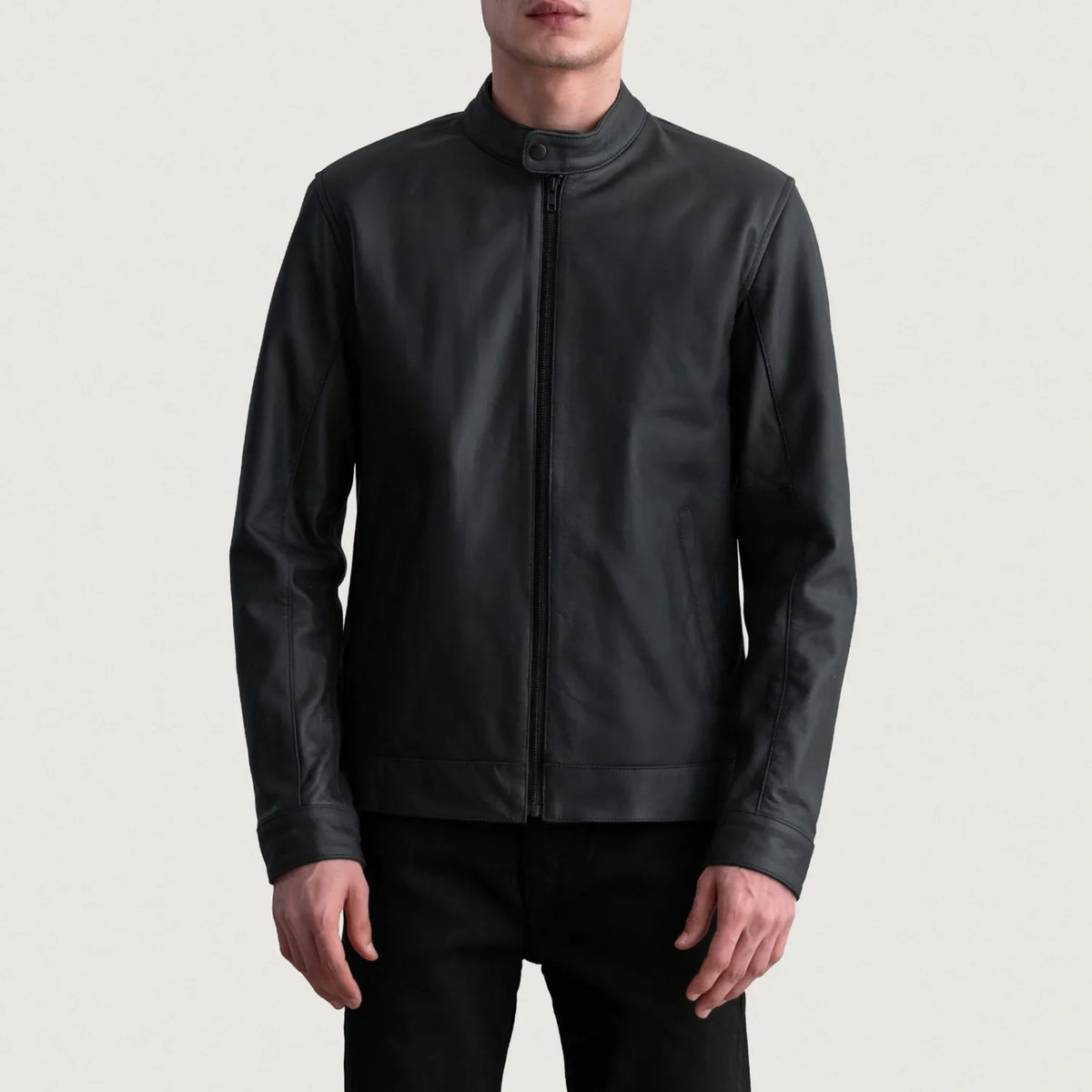 Zen Matte Schwarz Leder-Bikerjacke für Herren - Seitenansicht mit ergonomischem Ärmelschnitt