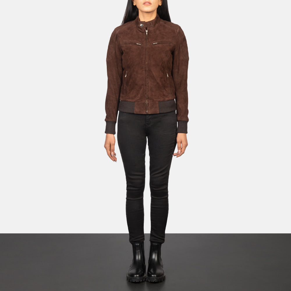 
Zenna Mocha Suede Bomber Jacket - Seitenansicht mit ergonomischem Ärmelschnitt & sportlicher Passform